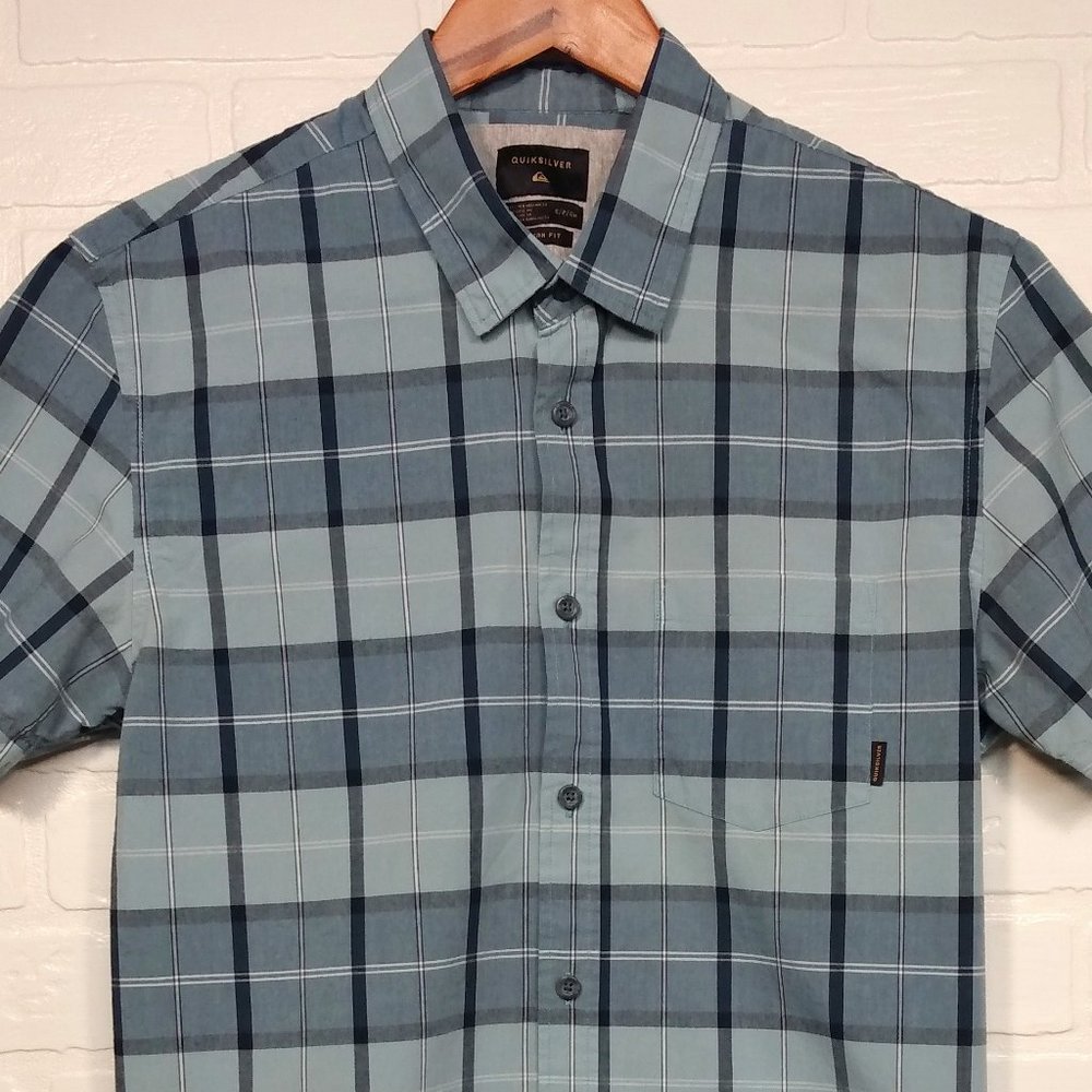 Quicksilver men's or boy's blue plaid short sleeve shirt size small